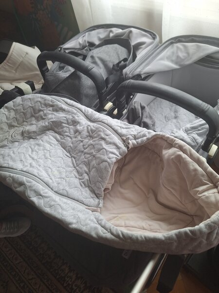 Carucior gemeni si scaune masina